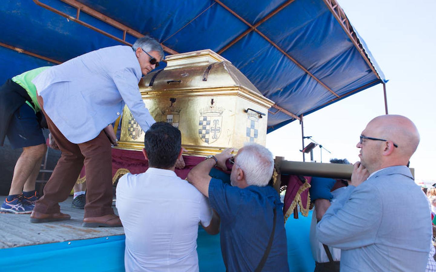 Tradición centenaria y devoción religiosa en la exhibición de las reliquias de San Vitores celebrada en La Riojilla Burgalesa. La localidad de Fresno de Río Tirón (Burgos) abrió el arca y la urna donde descansan los restos de San Vitores, santo venerado en una veintena de pueblos riojanos y burgaleses. 