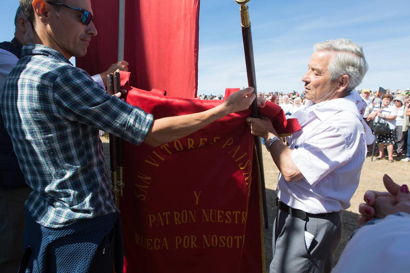 Tradición centenaria y devoción religiosa en la exhibición de las reliquias de San Vitores celebrada en La Riojilla Burgalesa. La localidad de Fresno de Río Tirón (Burgos) abrió el arca y la urna donde descansan los restos de San Vitores, santo venerado en una veintena de pueblos riojanos y burgaleses. 