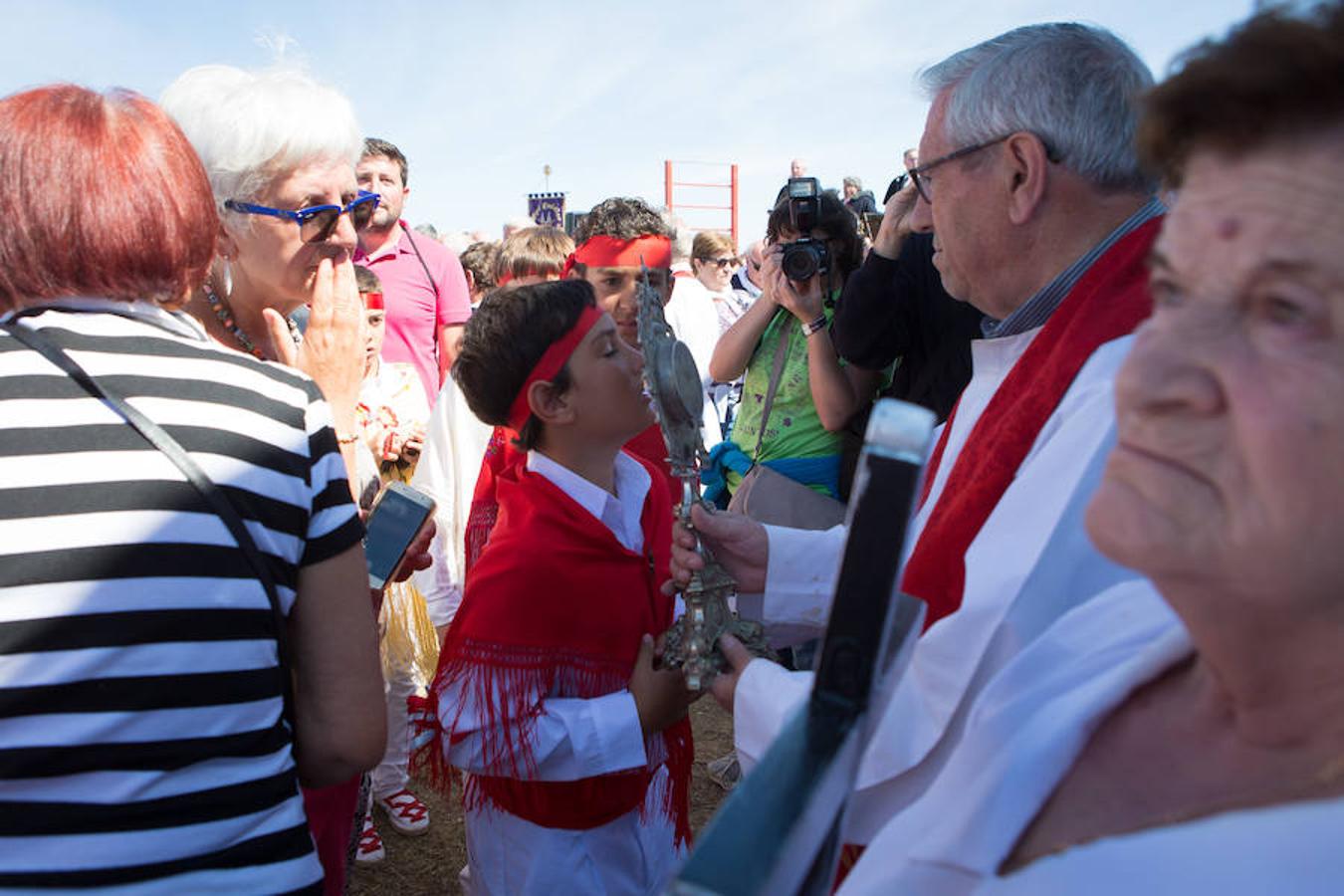 Tradición centenaria y devoción religiosa en la exhibición de las reliquias de San Vitores celebrada en La Riojilla Burgalesa. La localidad de Fresno de Río Tirón (Burgos) abrió el arca y la urna donde descansan los restos de San Vitores, santo venerado en una veintena de pueblos riojanos y burgaleses. 