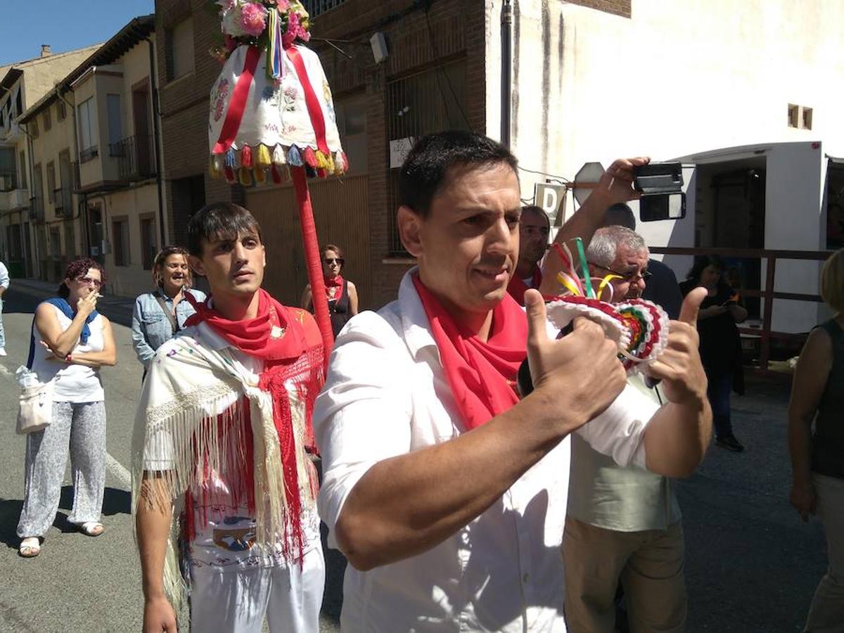 Subida al retablo mayor de Sangilillo en las fiestas de Cervera del Río Alhama donde aguardaban los gaiteros. La polémica volvió a asomar entre partidarios y detractores de la participación femenina en los actos.