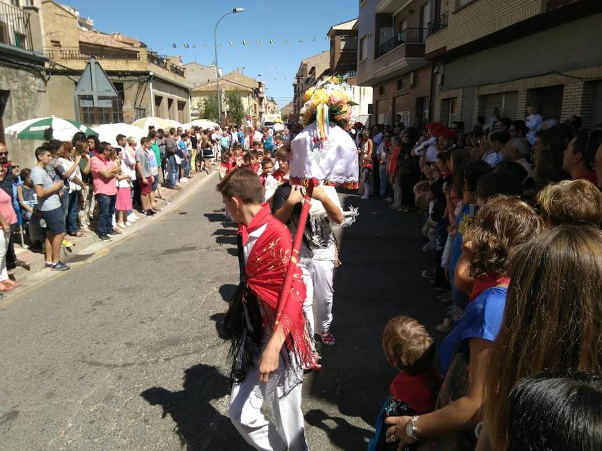 Subida al retablo mayor de Sangilillo en las fiestas de Cervera del Río Alhama donde aguardaban los gaiteros. La polémica volvió a asomar entre partidarios y detractores de la participación femenina en los actos.