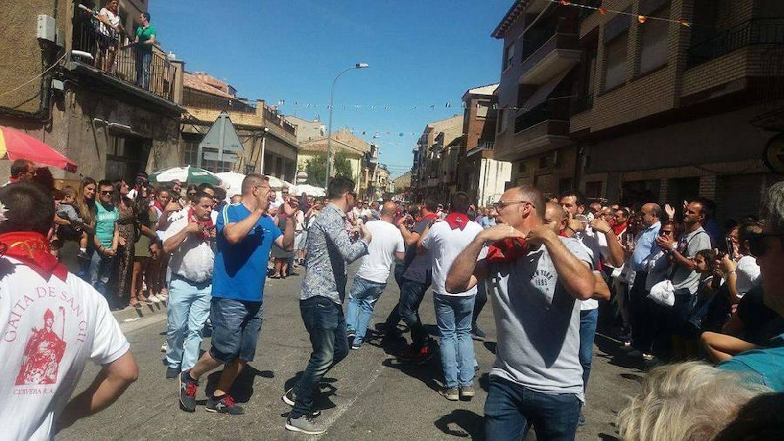 Subida al retablo mayor de Sangilillo en las fiestas de Cervera del Río Alhama donde aguardaban los gaiteros. La polémica volvió a asomar entre partidarios y detractores de la participación femenina en los actos.