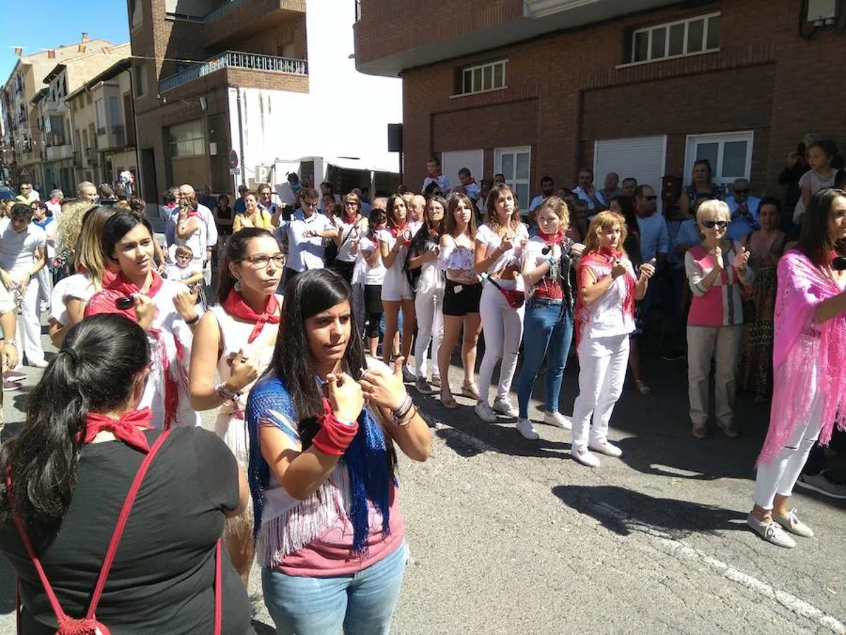 Subida al retablo mayor de Sangilillo en las fiestas de Cervera del Río Alhama donde aguardaban los gaiteros. La polémica volvió a asomar entre partidarios y detractores de la participación femenina en los actos.