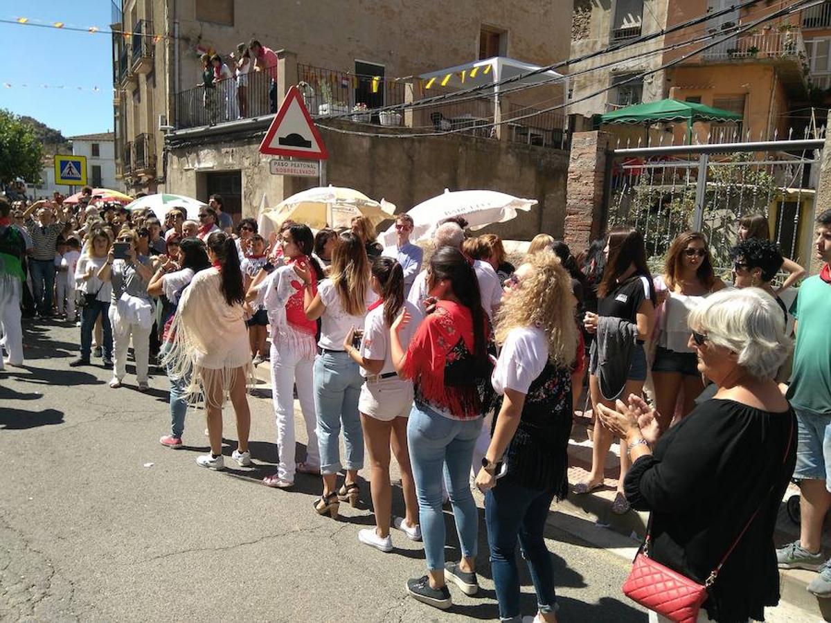 Subida al retablo mayor de Sangilillo en las fiestas de Cervera del Río Alhama donde aguardaban los gaiteros. La polémica volvió a asomar entre partidarios y detractores de la participación femenina en los actos.