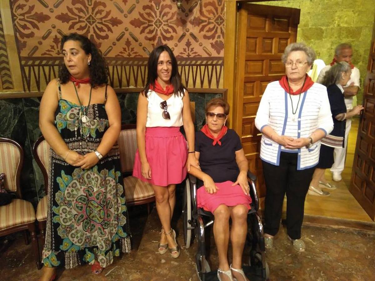 Subida al retablo mayor de Sangilillo en las fiestas de Cervera del Río Alhama donde aguardaban los gaiteros. La polémica volvió a asomar entre partidarios y detractores de la participación femenina en los actos.