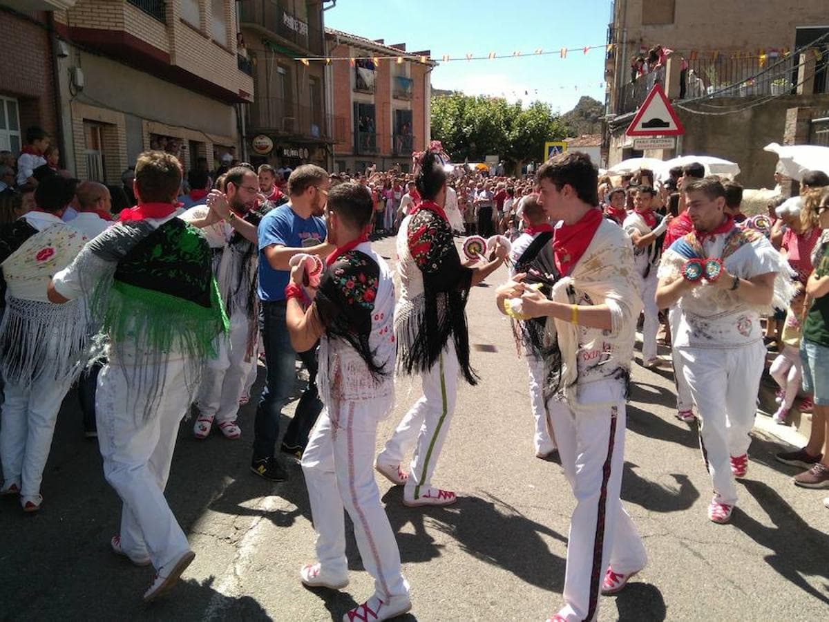 Subida al retablo mayor de Sangilillo en las fiestas de Cervera del Río Alhama donde aguardaban los gaiteros. La polémica volvió a asomar entre partidarios y detractores de la participación femenina en los actos.