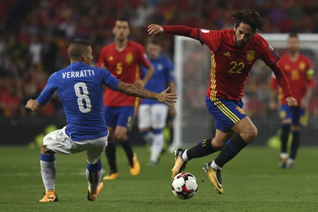 Isco se marcha de Verrati en una de las muchas jugadas en las que le superó el sábado.  ::  AFP PHOTO/GABRIEL BOUYS