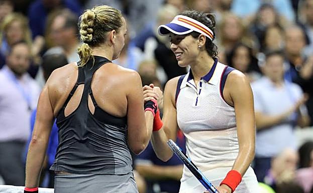 Muguruza felicita a Petra Kvitova. 