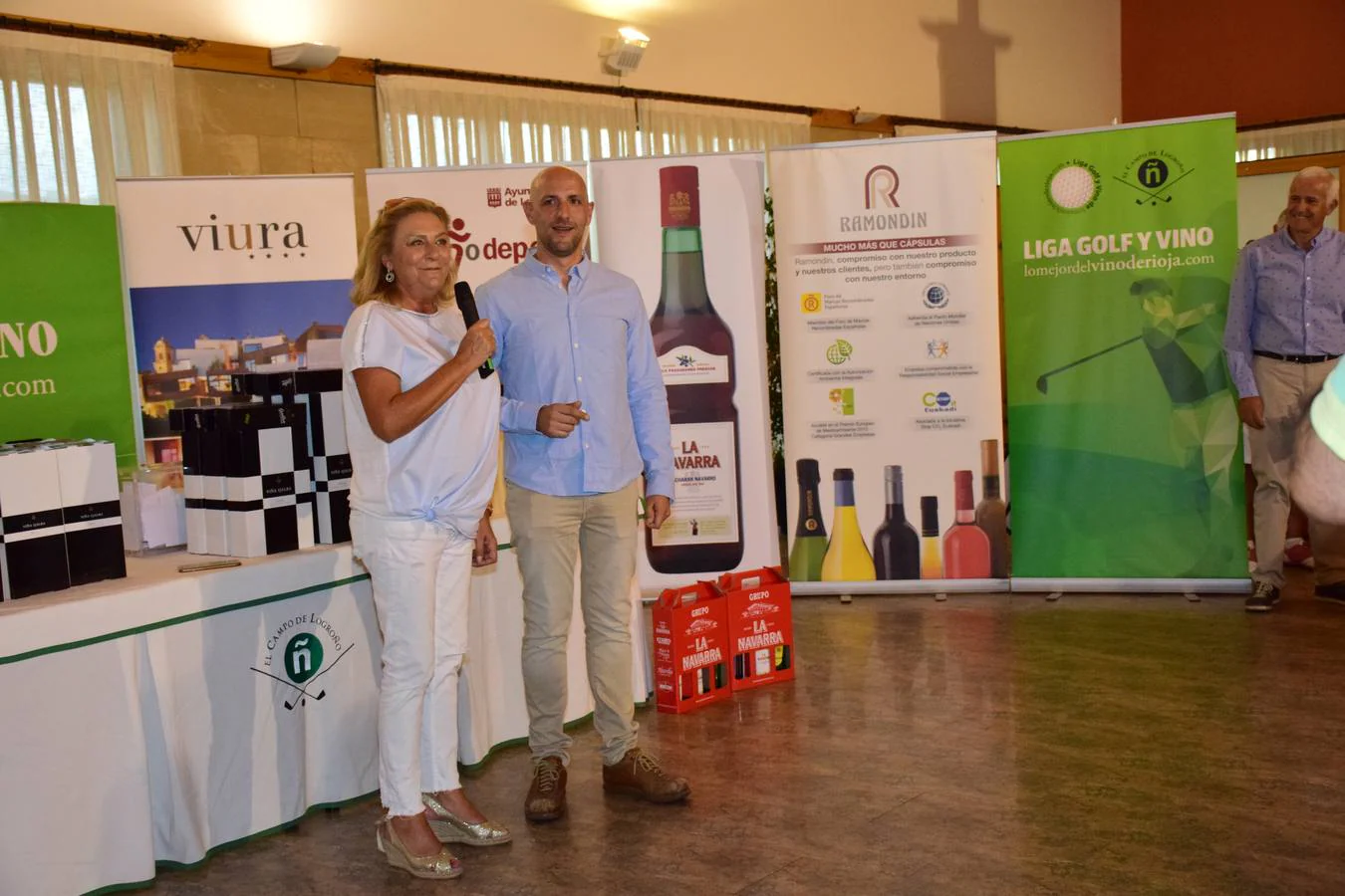 Los participantes en el torneo Viña Ijalba disfrutaron tras la jornada de varios vinos de la bodega logroñesa.