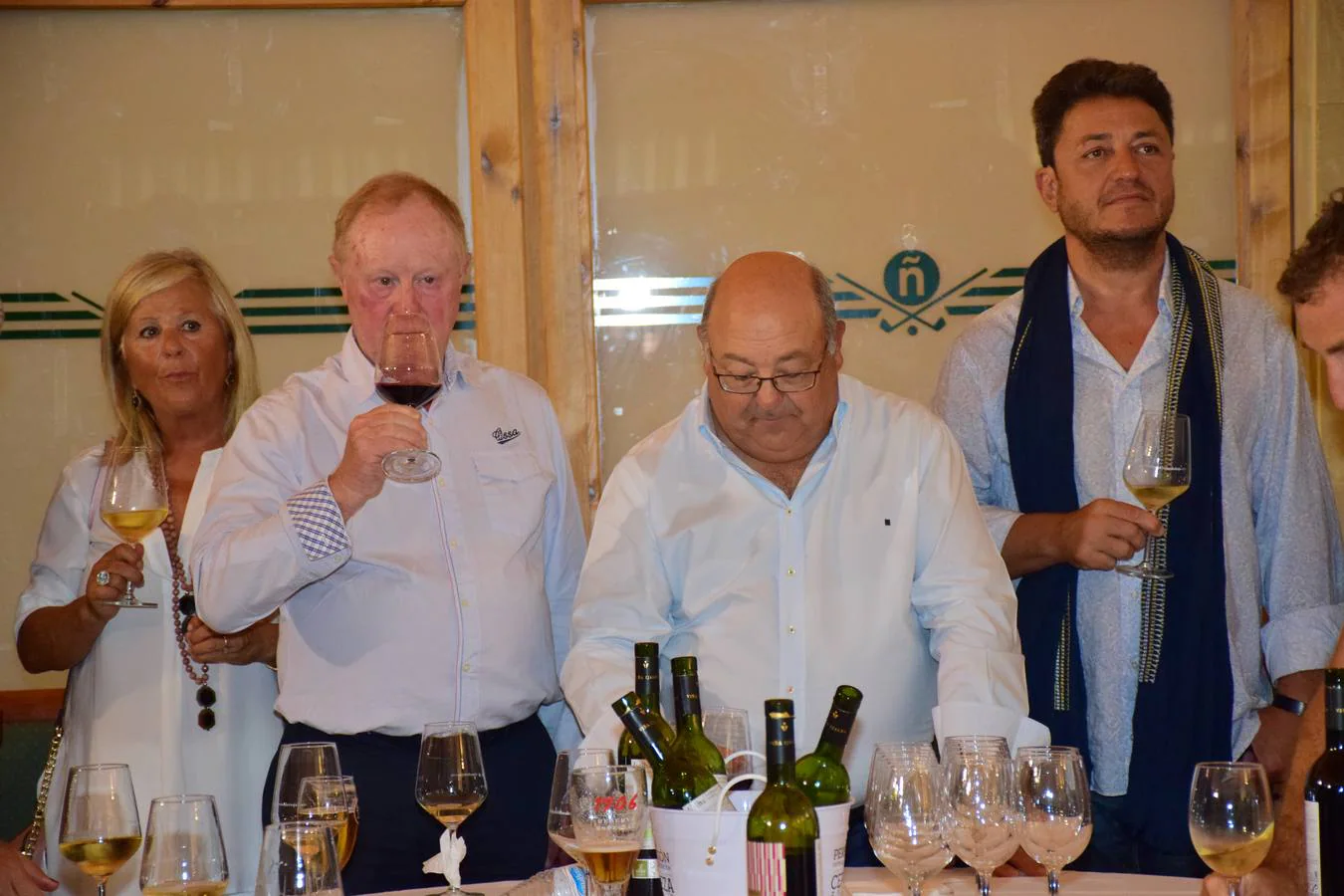 Los participantes en el torneo Viña Ijalba disfrutaron tras la jornada de varios vinos de la bodega logroñesa.