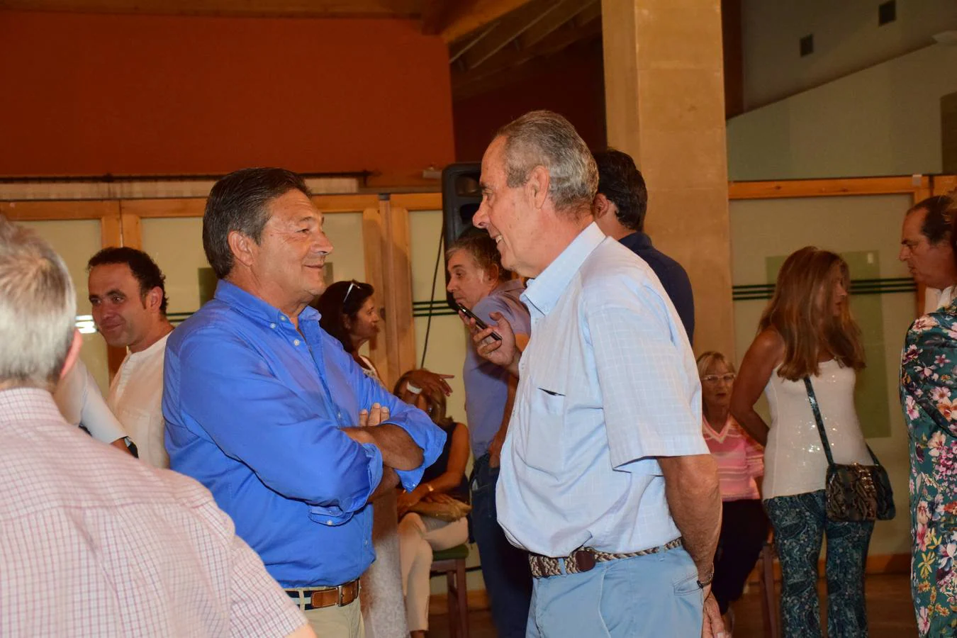 Los participantes en el torneo Viña Ijalba disfrutaron tras la jornada de varios vinos de la bodega logroñesa.