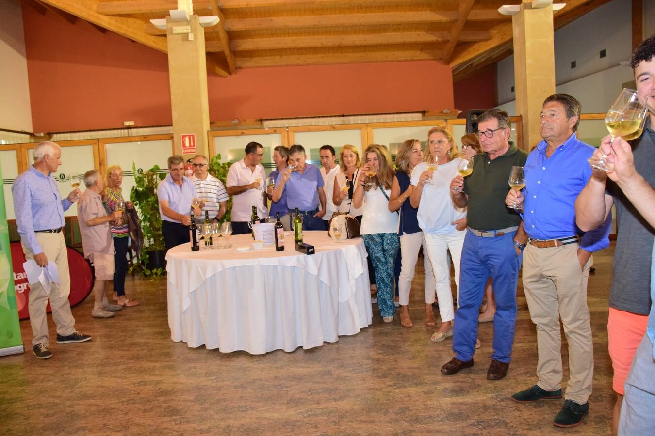 Los participantes en el torneo Viña Ijalba disfrutaron tras la jornada de varios vinos de la bodega logroñesa.