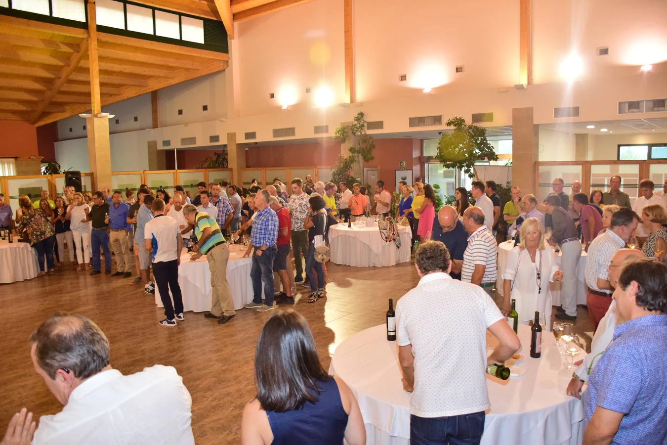 Los participantes en el torneo Viña Ijalba disfrutaron tras la jornada de varios vinos de la bodega logroñesa.