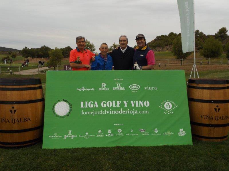 Los participantes en el Torneo Viña Ijalba de la Liga de Golf y Vino posan antes de comenzar la jornada.