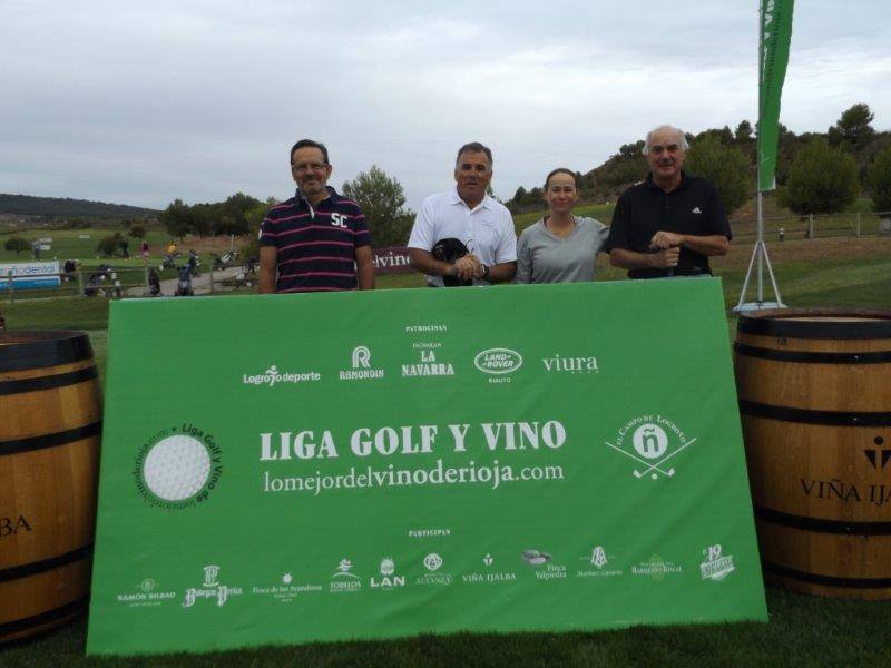 Los participantes en el Torneo Viña Ijalba de la Liga de Golf y Vino posan antes de comenzar la jornada.