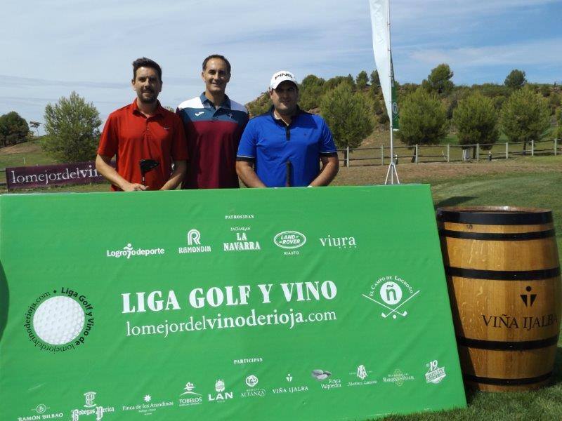 Los participantes en el Torneo Viña Ijalba de la Liga de Golf y Vino posan antes de comenzar la jornada.