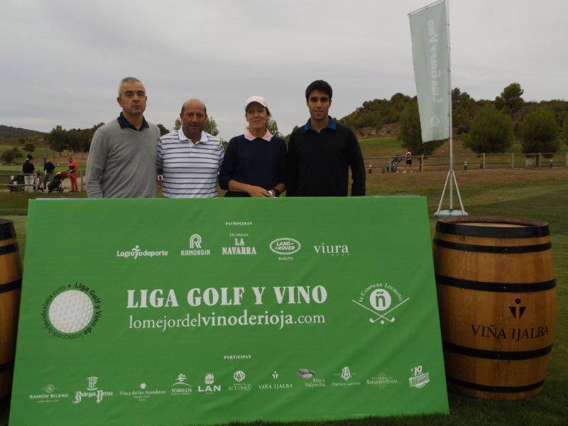 Los participantes en el Torneo Viña Ijalba de la Liga de Golf y Vino posan antes de comenzar la jornada.