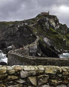 Imagen secundaria 2 - Turistas en San Juan de Gaztelugatxe.