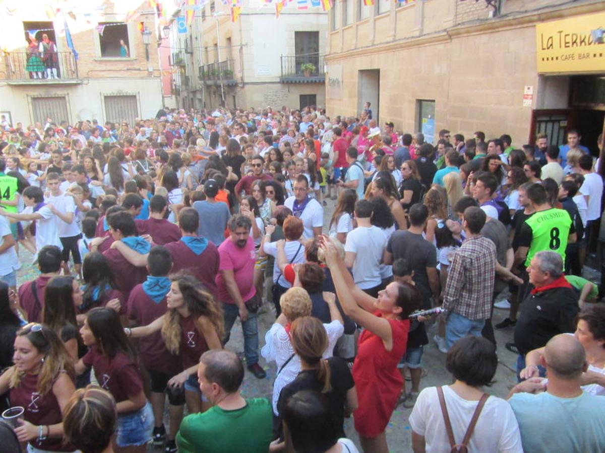 Confeti y vueltas para empezar las fiestas de Alberite en honor a la Virgen de la Antigua. La cuadrillas no pudieron contener sus ganas de juerga y pusieron en marcha la maqui9naria de fiesta mucho antes de que se diera el arranque oficial a seis días de actos 