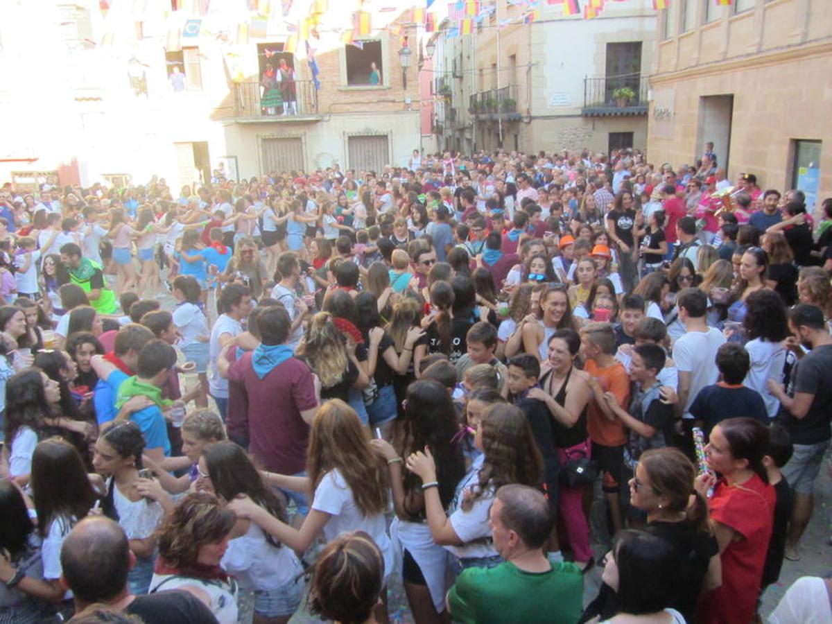 Confeti y vueltas para empezar las fiestas de Alberite en honor a la Virgen de la Antigua. La cuadrillas no pudieron contener sus ganas de juerga y pusieron en marcha la maqui9naria de fiesta mucho antes de que se diera el arranque oficial a seis días de actos 