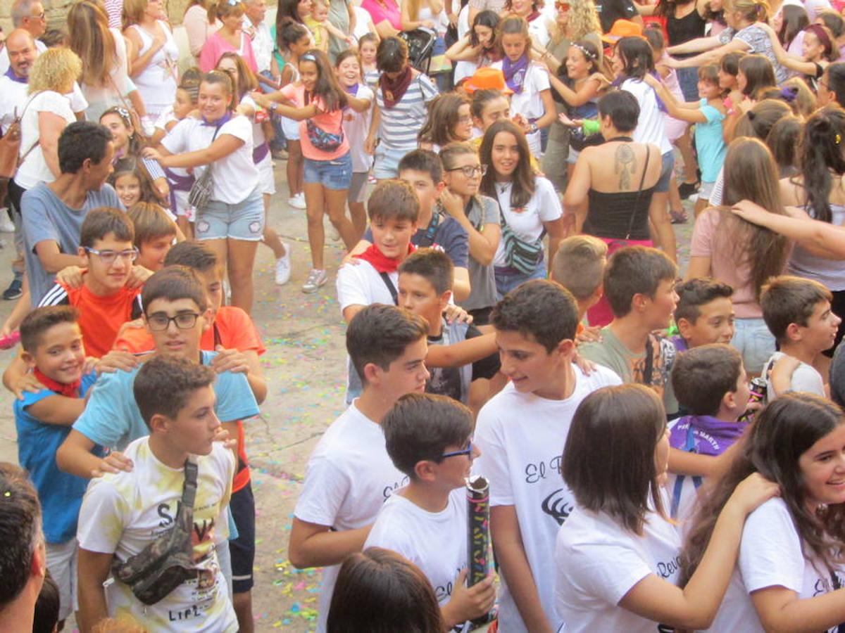 Confeti y vueltas para empezar las fiestas de Alberite en honor a la Virgen de la Antigua. La cuadrillas no pudieron contener sus ganas de juerga y pusieron en marcha la maqui9naria de fiesta mucho antes de que se diera el arranque oficial a seis días de actos 