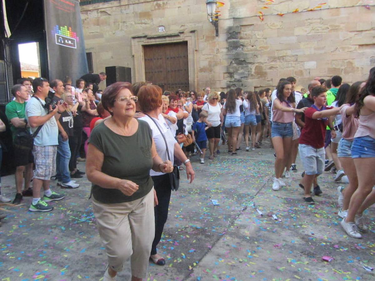 Confeti y vueltas para empezar las fiestas de Alberite en honor a la Virgen de la Antigua. La cuadrillas no pudieron contener sus ganas de juerga y pusieron en marcha la maqui9naria de fiesta mucho antes de que se diera el arranque oficial a seis días de actos 