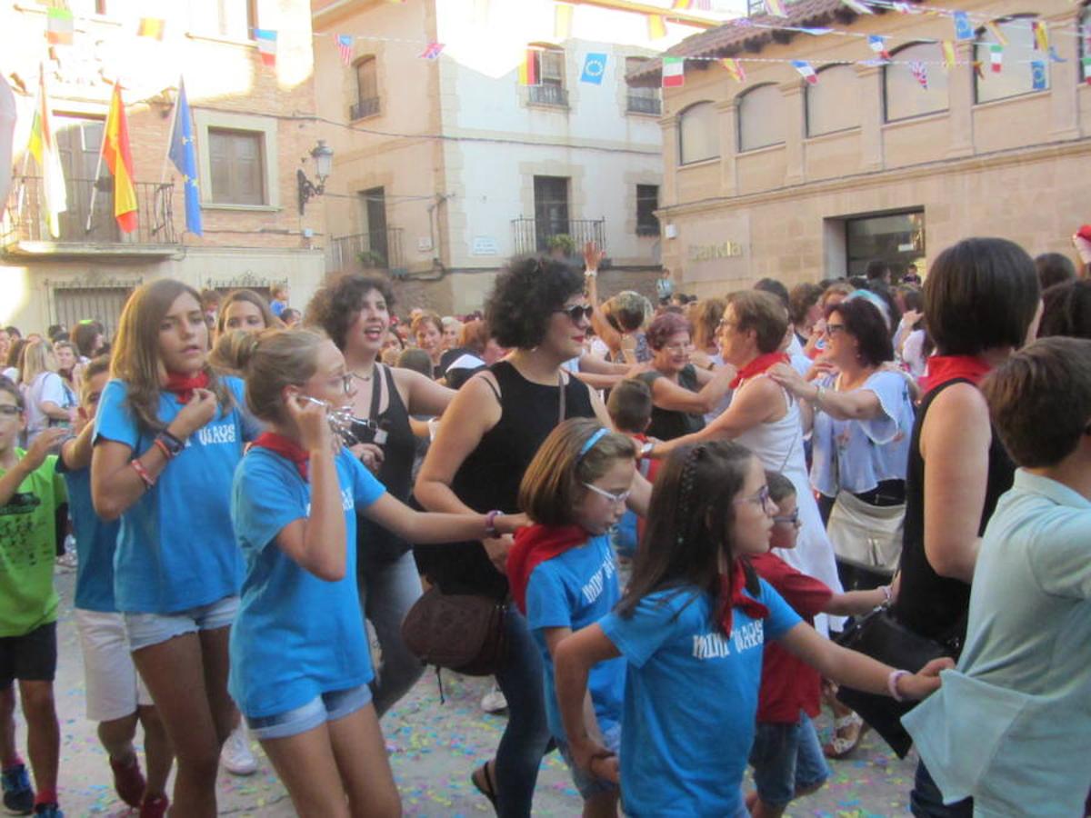 Confeti y vueltas para empezar las fiestas de Alberite en honor a la Virgen de la Antigua. La cuadrillas no pudieron contener sus ganas de juerga y pusieron en marcha la maqui9naria de fiesta mucho antes de que se diera el arranque oficial a seis días de actos 