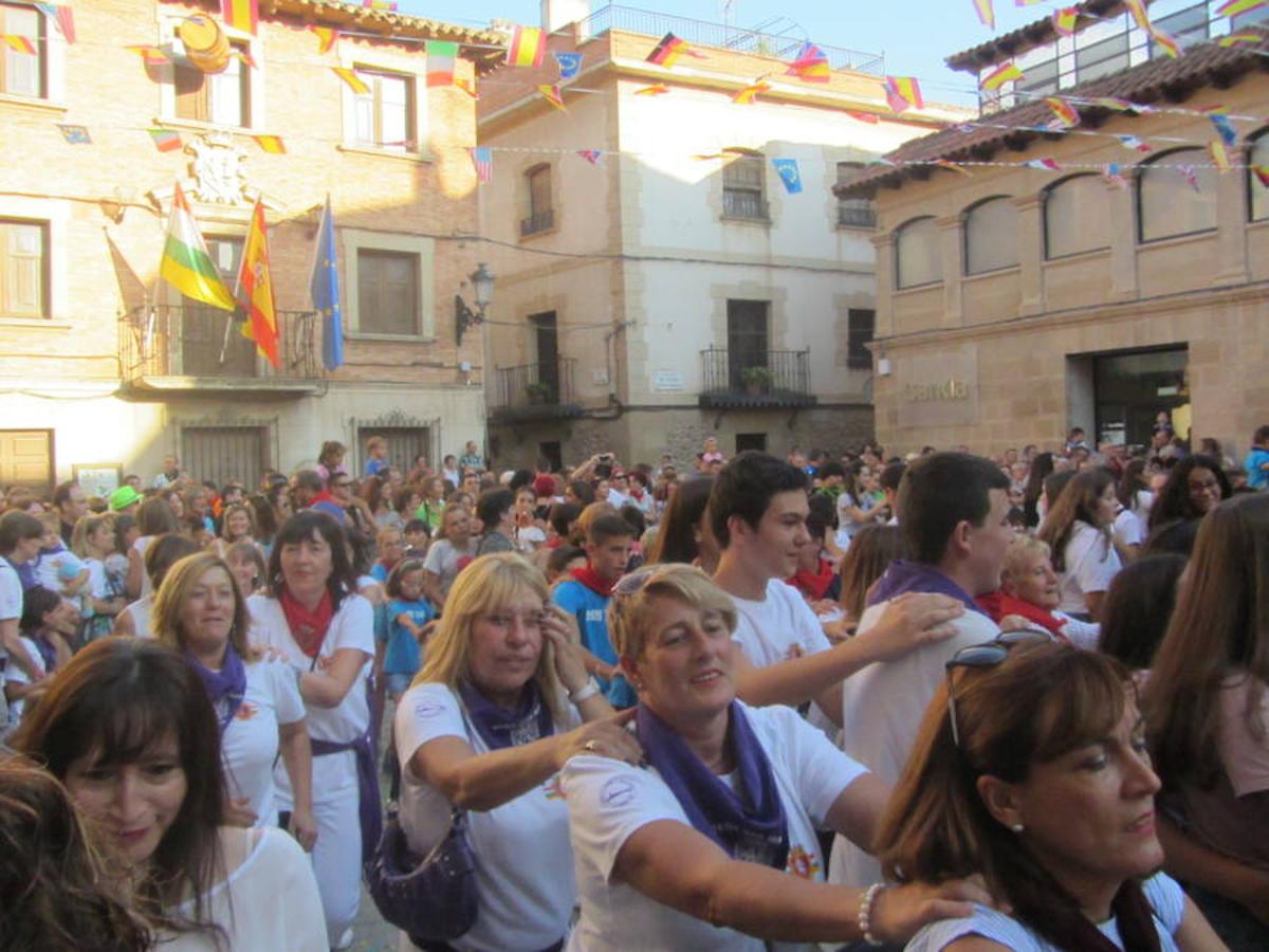 Confeti y vueltas para empezar las fiestas de Alberite en honor a la Virgen de la Antigua. La cuadrillas no pudieron contener sus ganas de juerga y pusieron en marcha la maqui9naria de fiesta mucho antes de que se diera el arranque oficial a seis días de actos 