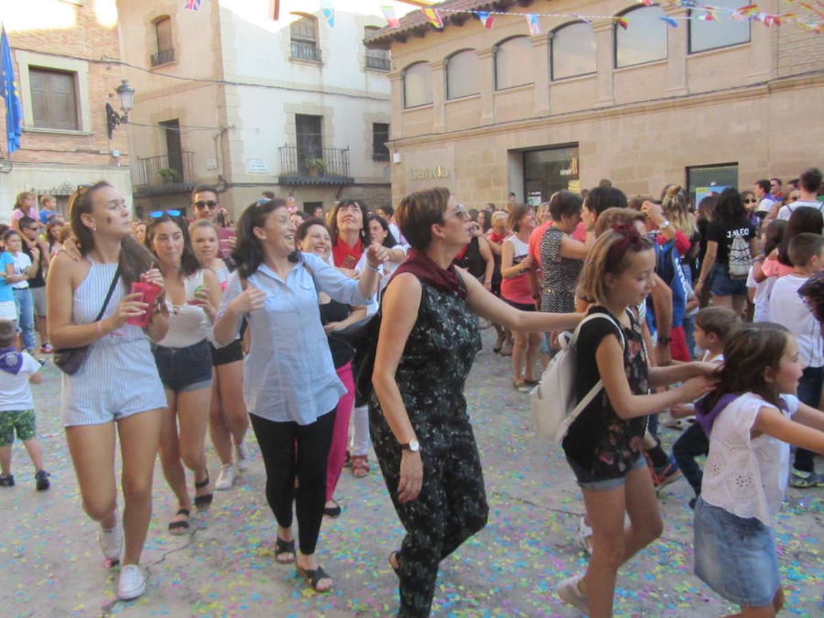 Confeti y vueltas para empezar las fiestas de Alberite en honor a la Virgen de la Antigua. La cuadrillas no pudieron contener sus ganas de juerga y pusieron en marcha la maqui9naria de fiesta mucho antes de que se diera el arranque oficial a seis días de actos 