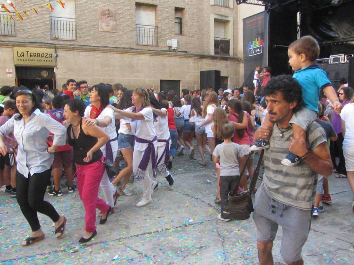 Confeti y vueltas para empezar las fiestas de Alberite en honor a la Virgen de la Antigua. La cuadrillas no pudieron contener sus ganas de juerga y pusieron en marcha la maqui9naria de fiesta mucho antes de que se diera el arranque oficial a seis días de actos 