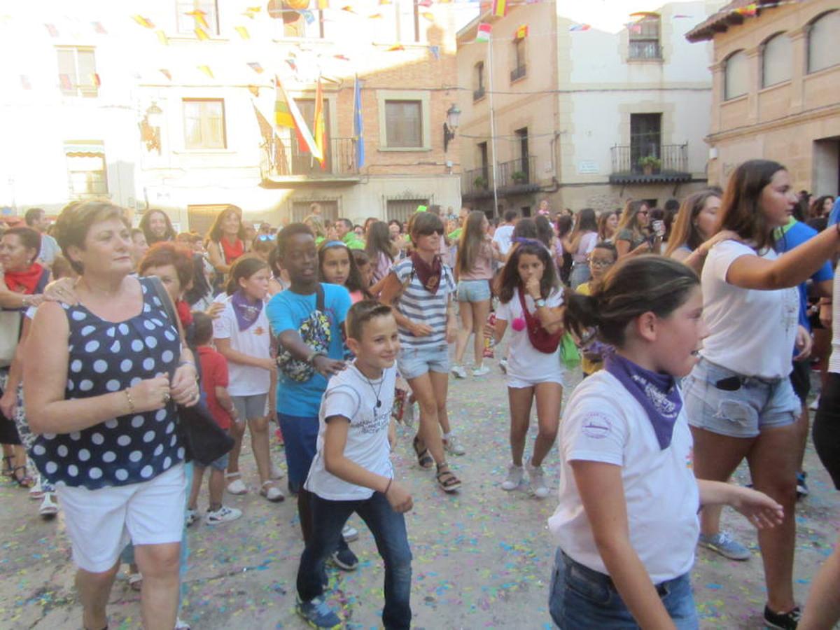 Confeti y vueltas para empezar las fiestas de Alberite en honor a la Virgen de la Antigua. La cuadrillas no pudieron contener sus ganas de juerga y pusieron en marcha la maqui9naria de fiesta mucho antes de que se diera el arranque oficial a seis días de actos 