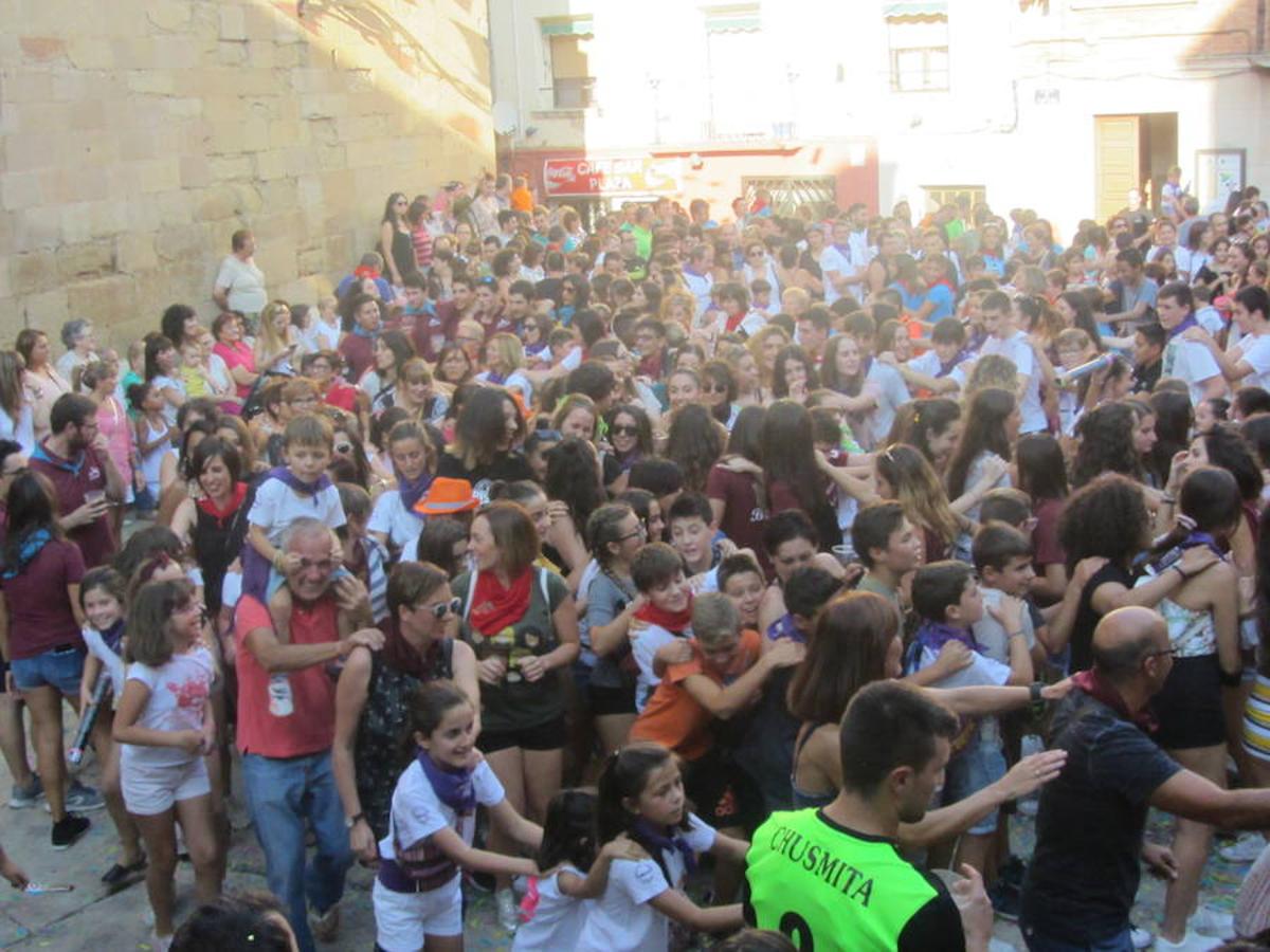 Confeti y vueltas para empezar las fiestas de Alberite en honor a la Virgen de la Antigua. La cuadrillas no pudieron contener sus ganas de juerga y pusieron en marcha la maqui9naria de fiesta mucho antes de que se diera el arranque oficial a seis días de actos 