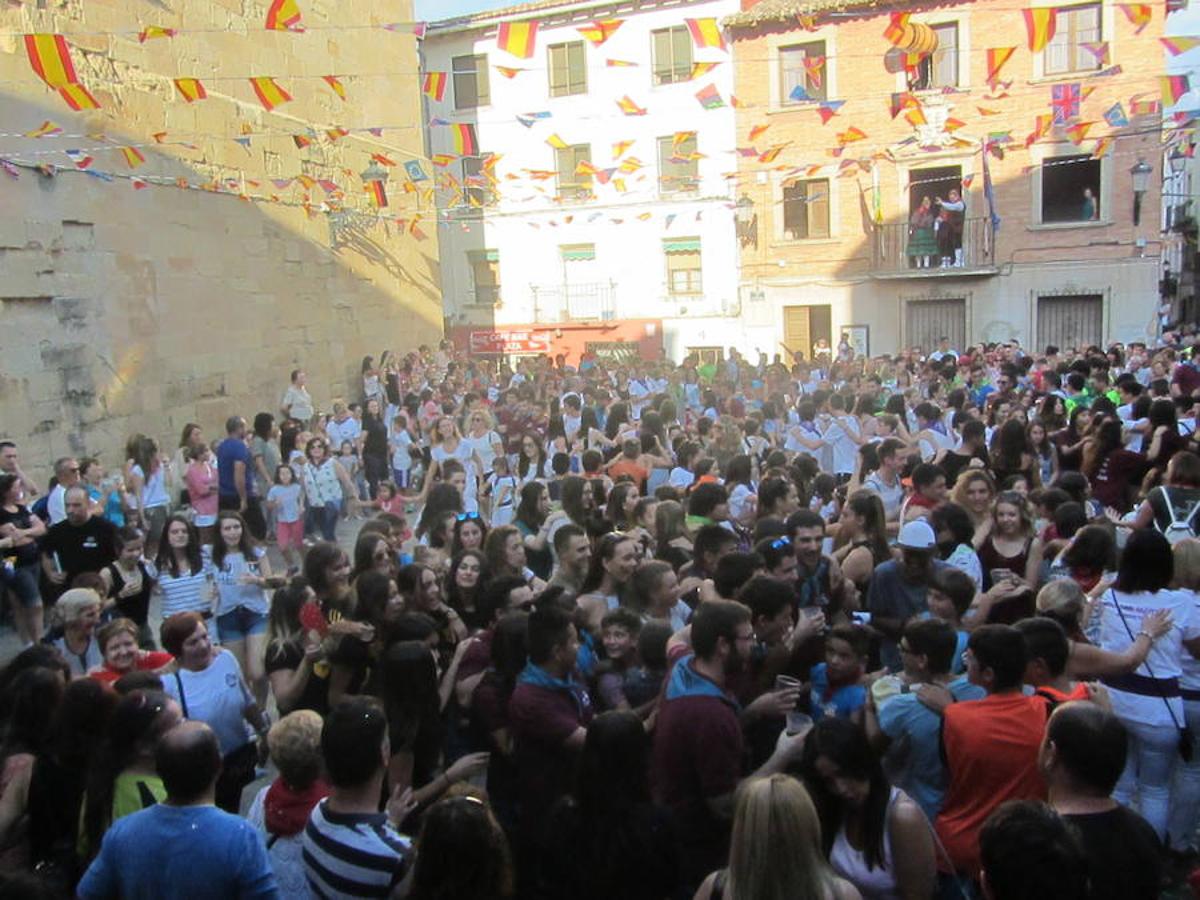 Confeti y vueltas para empezar las fiestas de Alberite en honor a la Virgen de la Antigua. La cuadrillas no pudieron contener sus ganas de juerga y pusieron en marcha la maqui9naria de fiesta mucho antes de que se diera el arranque oficial a seis días de actos 