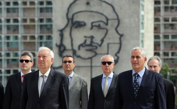 El exministro de Exteriores José Manuel García-Margallo (2i), durante su visita a Cuba.