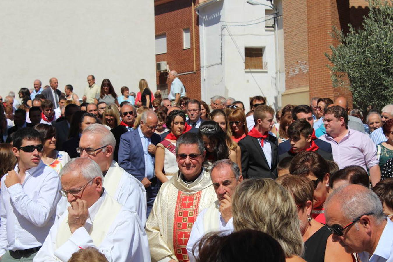 Pradejón vive con devoción sus fiestas y ayer sacó en procesión la imagen de San Antonio por las calles de la localidad. El Ayuntamiento impuso el pañuelo de fiestas al medio centenar de pradejoneros nacidos a lo largo del año