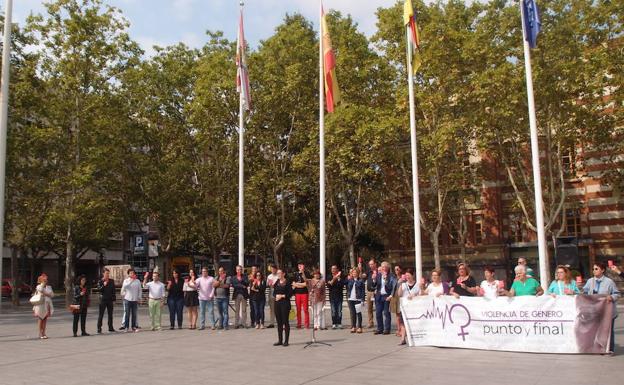 Concentración en la Plaza del Ayuntamiento para condenar la violencia de género. 