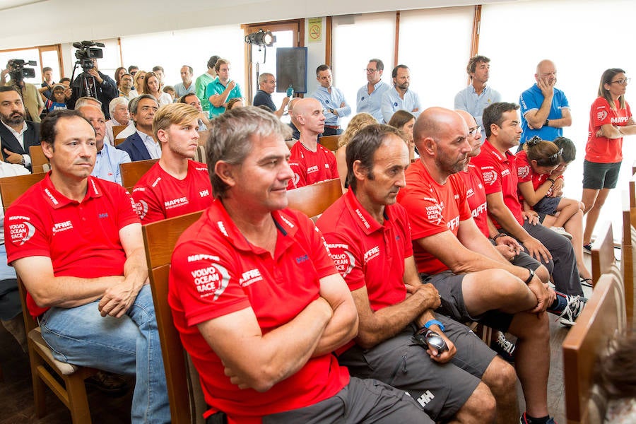 Las instalaciones del Real Club Náutico de Sanxenxo han acogido la presentación del equipo español que competirá en la regata oceánica más importante del mundo