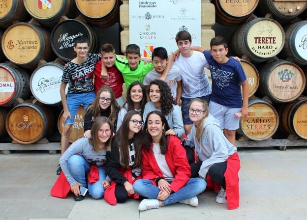   Un grupo de jóvenes posa en la plaza de la Paz antes del lanzamiento del cohete. :: d.m.a. 