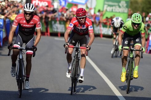 Alberto Contador y Chris Froome cruzan la meta de la decimoctava etapa. :: 