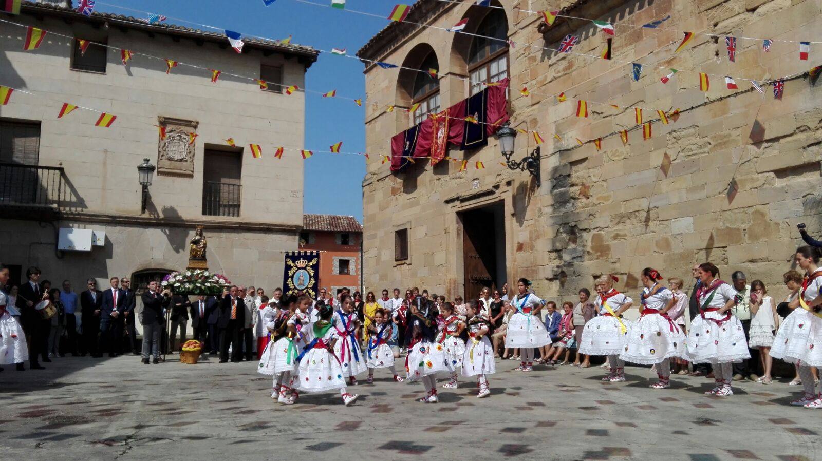 Este viernes ha tenido lugar la procesión, acompañada por el grupo de danzas, en el día grande de las fiestas de la Antigua en Alberite
