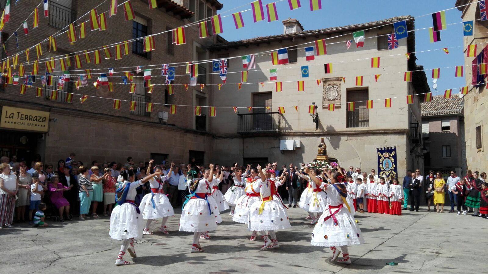 Este viernes ha tenido lugar la procesión, acompañada por el grupo de danzas, en el día grande de las fiestas de la Antigua en Alberite