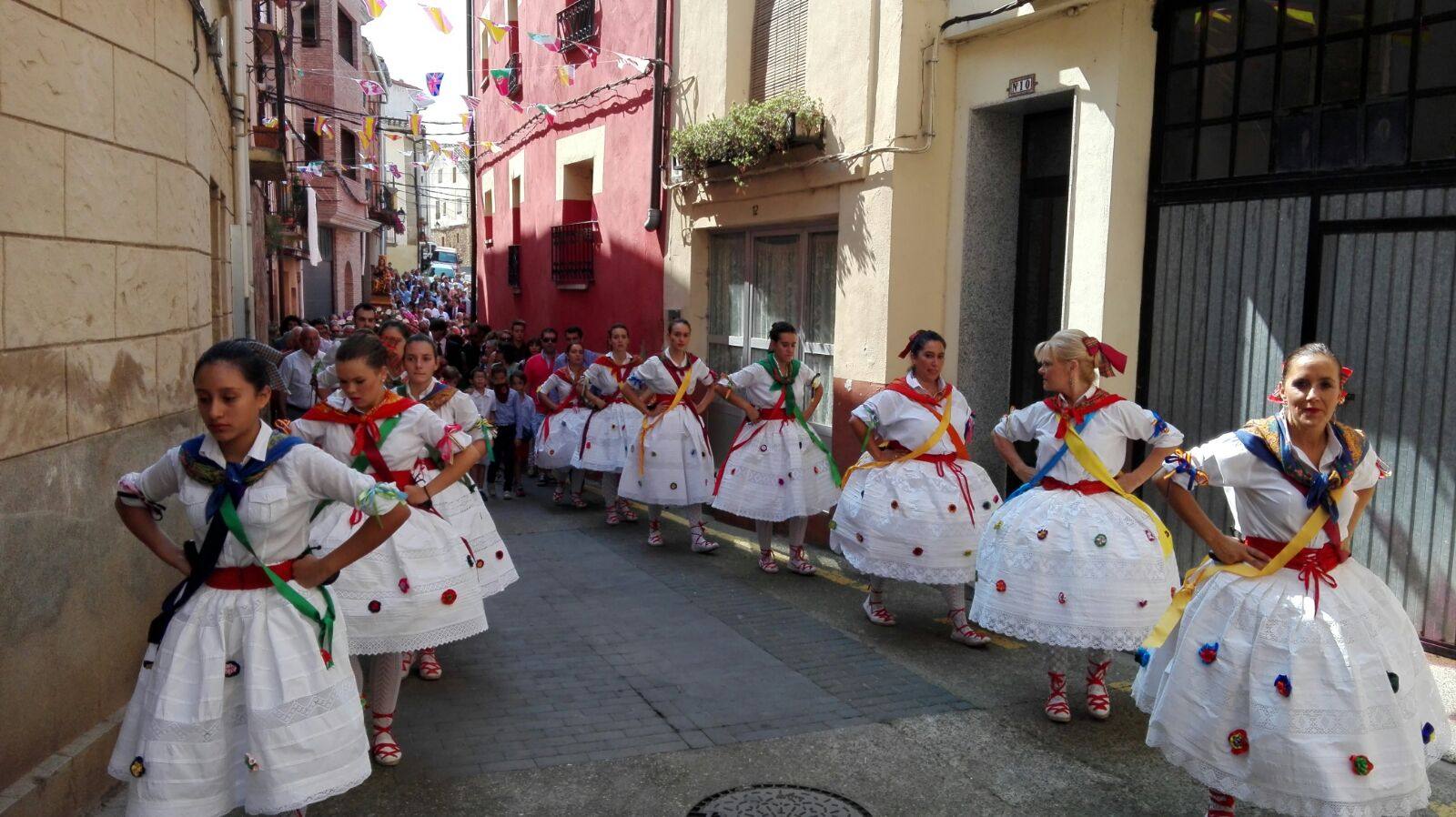 Este viernes ha tenido lugar la procesión, acompañada por el grupo de danzas, en el día grande de las fiestas de la Antigua en Alberite