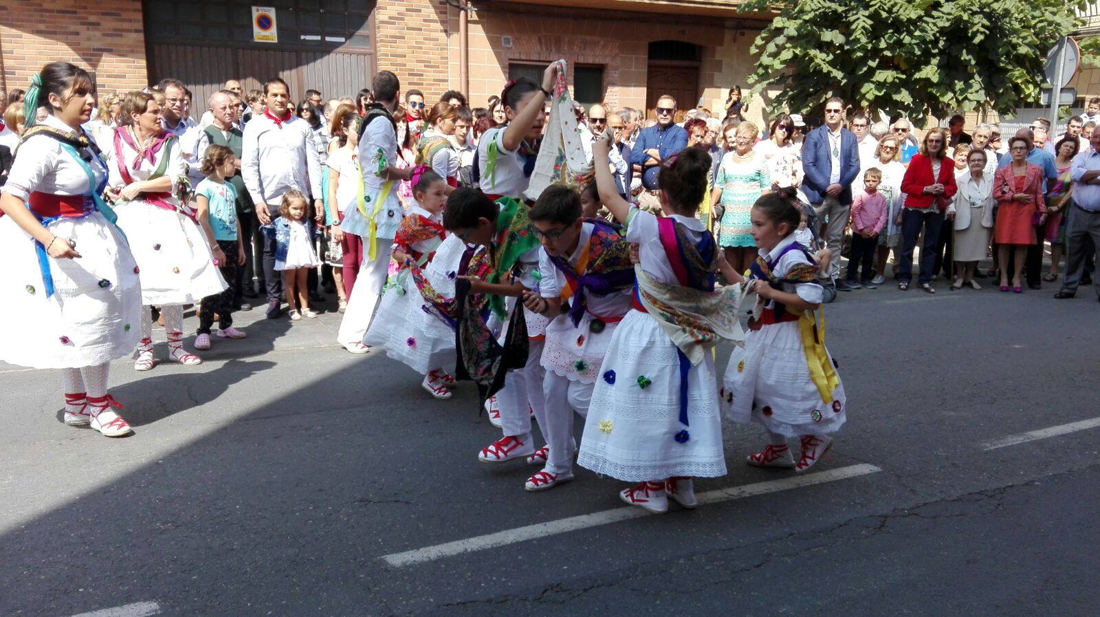 Este viernes ha tenido lugar la procesión, acompañada por el grupo de danzas, en el día grande de las fiestas de la Antigua en Alberite