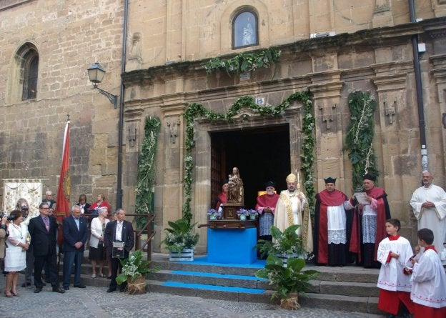 Lectura del decreto en la ermita, con la Virgen presidiendo. :: L.R.