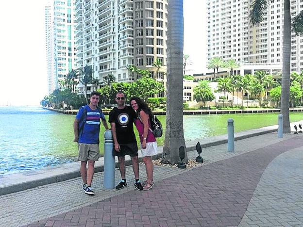 Silvia, Alejandro y Dani en su paseo de ayer por Miami. :: S.V. 