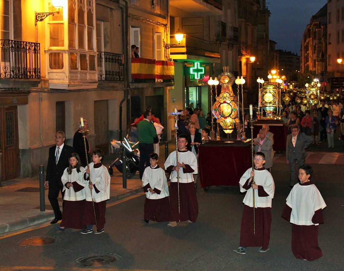 La procesión nocturna volvió a ser el acto más multitudinario y solemne de la fiestas en Haro.