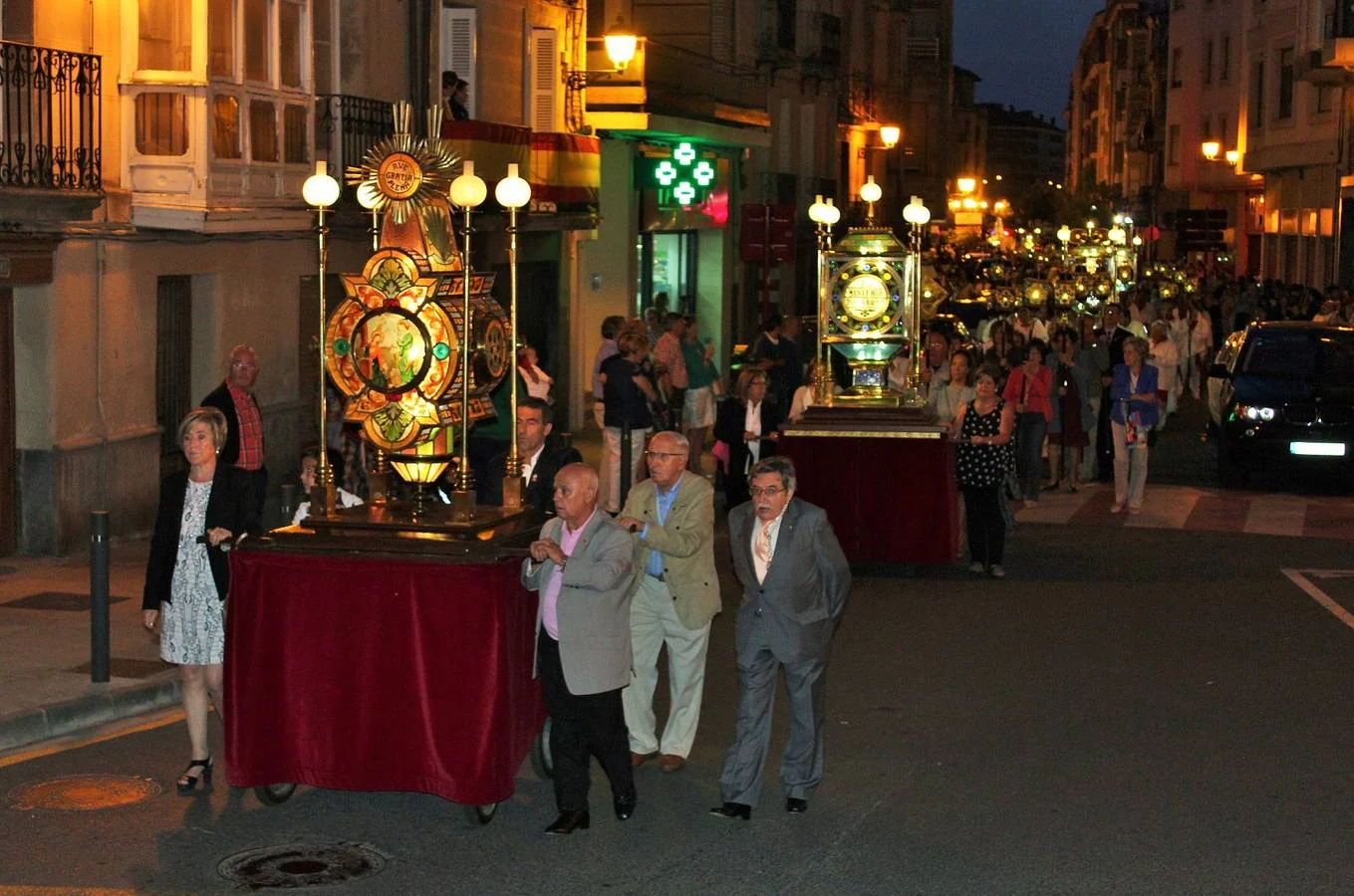 La procesión nocturna volvió a ser el acto más multitudinario y solemne de la fiestas en Haro.