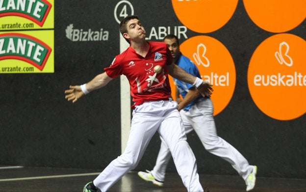 Iker Irribarria se dispone a golpear a la pelota en un encuentro anterior. :: 