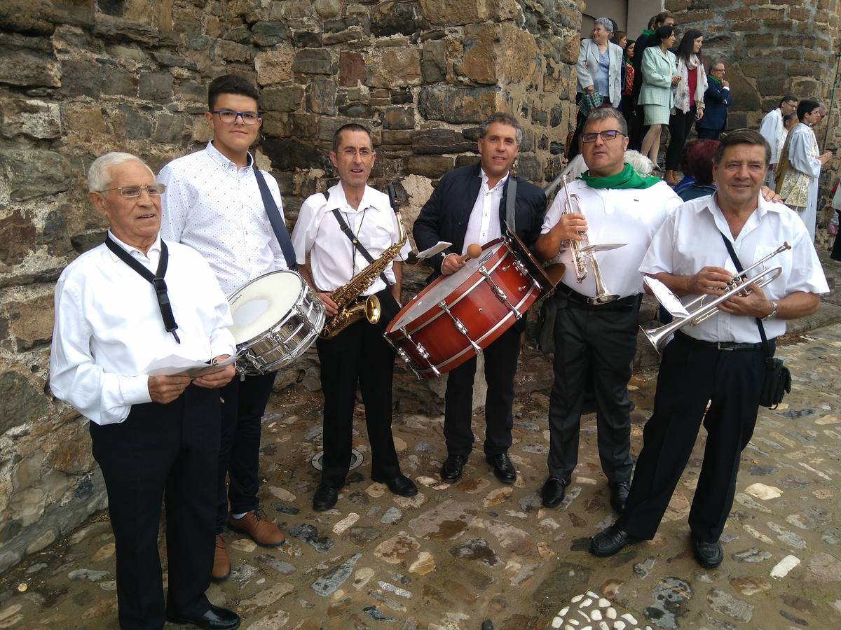 Imágenes de la procesión que se celebró en Cornago en honor a la Virgen de la Soledad.