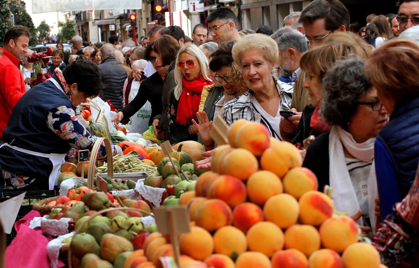 Decenas de riojanos desfilaron ayer por el tradicional certamen agrícola de Fundación Caja Rioja, a pesar del desapacible día